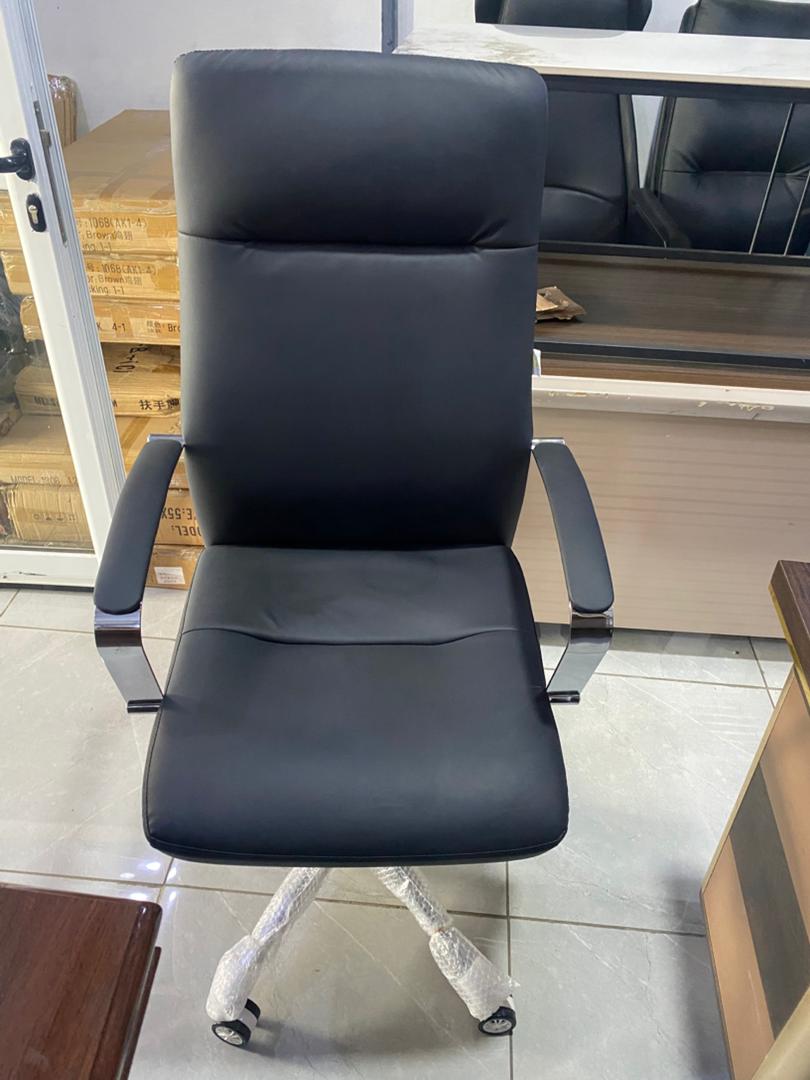 Fauteuil Chrome Élégance - Le Luxe de la Simplicité