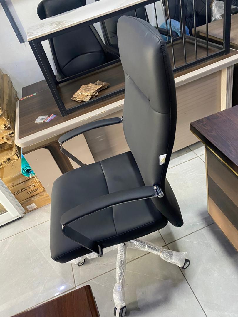 Fauteuil Chrome Élégance - Le Luxe de la Simplicité – Image 2